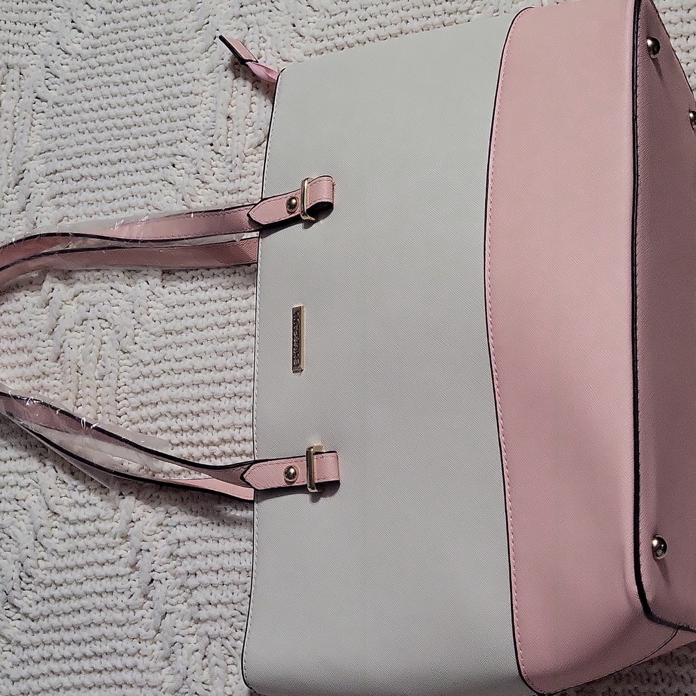 NEW!! ELIM & PAUL White/ Pink  4 Piece Crossbody Purse With Wallet.